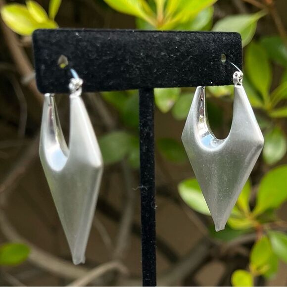 NWT New Urban Outfitters (UO) Silver Triangle Hoop Huggie Earrings - Picture 1 of 4